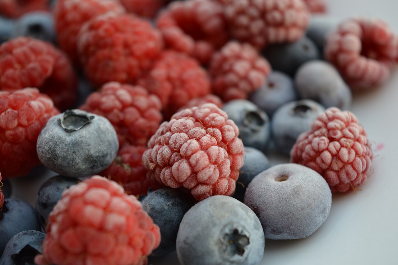 raspberries, blueberries, berries-5576401.jpg